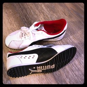 Woman’s sporty looking Puma Tennis Shoes size 5